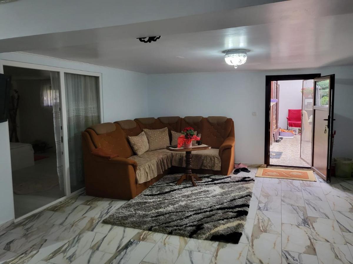 Apartament Cu Terasa Si Gratar Leilighet Satu Mare Eksteriør bilde